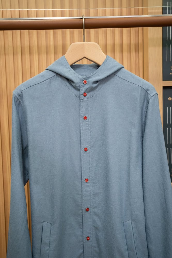طقم رجالي فاخر (قميص بغطاء رأس وبنطلون) من كيتون (Kiton)