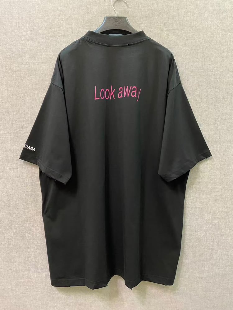 تيشرت بالنسياغا المطبوع بوجه الإنسان وتفاصيل "Look Away" (Balenciaga Graphic Print & "Look Away" T-Shirt)