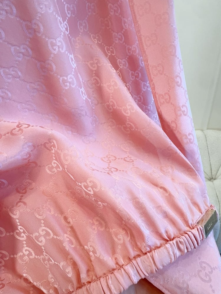 بلوزة حرير فاخرة بنقشة الجاكار الأيقونية من غوتشي (Gucci)