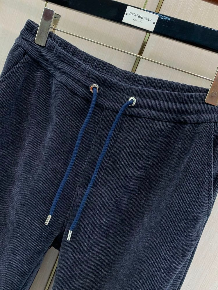 طقم رياضي / جاكيت وبنطلون رجالي فاخر من "برادا" (Prada) بتصميم قماش المخمل المضلع (Corduroy)