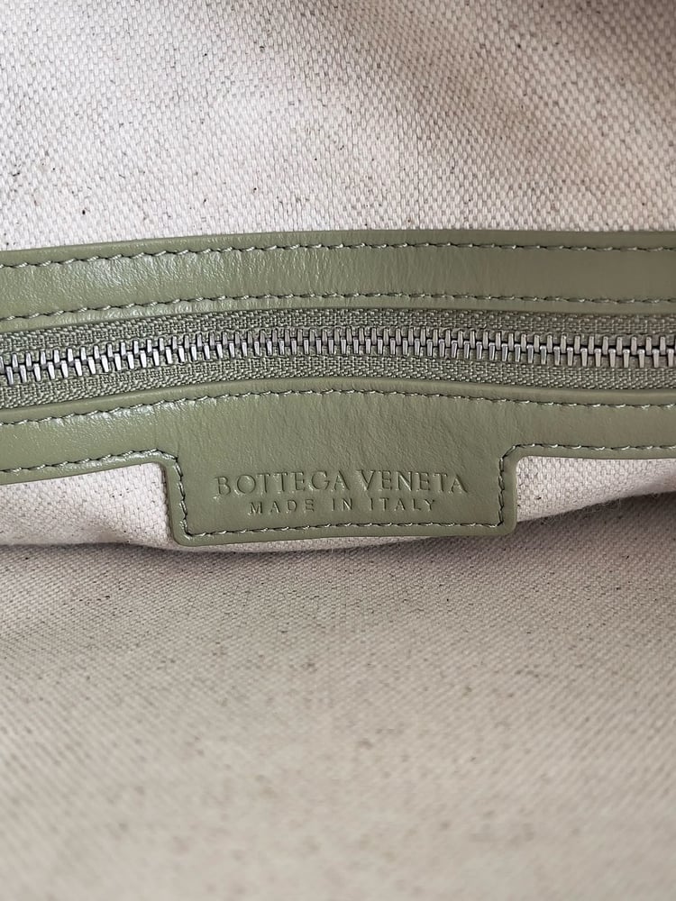حقيبة يد جلدية فاخرة بتصميم مجدول من بوتيغا فينيتا (Bottega Veneta)