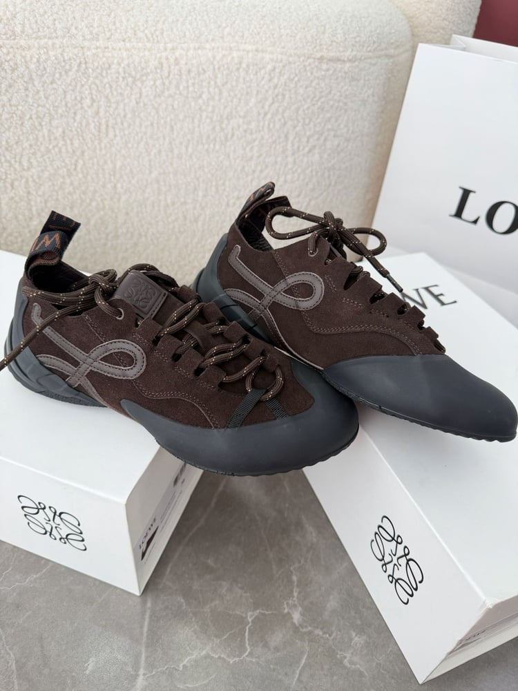 حذاء رياضي "سنيكرز فلاوت" من الشامواه والمطاط من لويفي (Loewe)