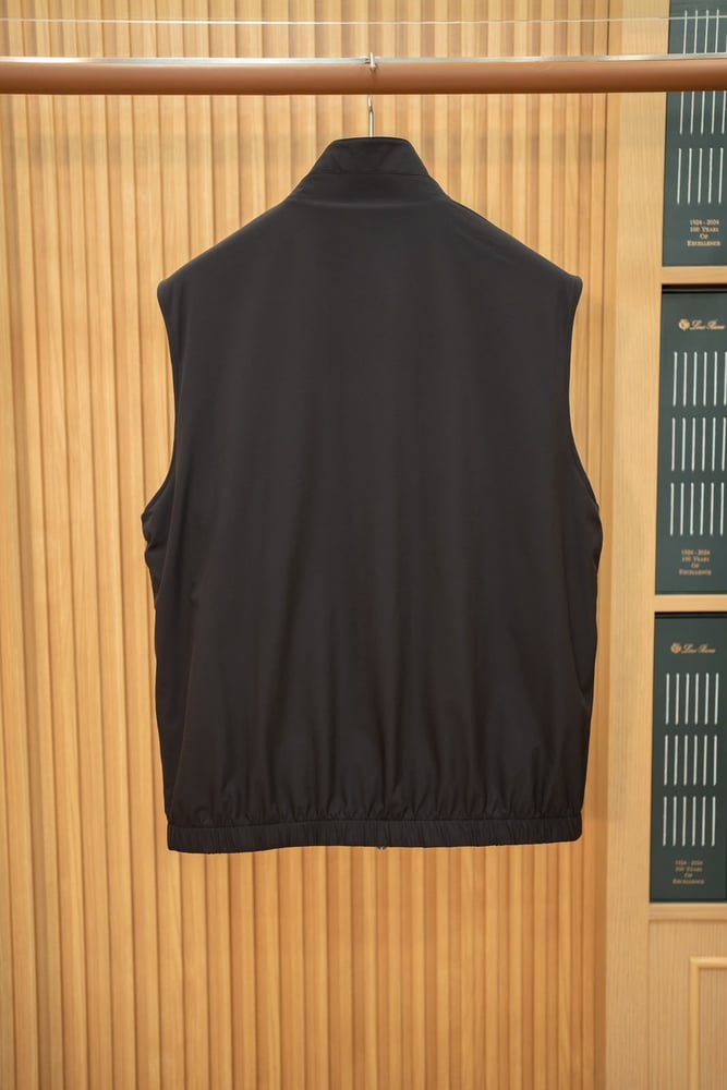 جاكيت "بومبر" الفاخر ثنائي الوجه من لورو بيانا (Loro Piana Reversible Bomber Vest)
