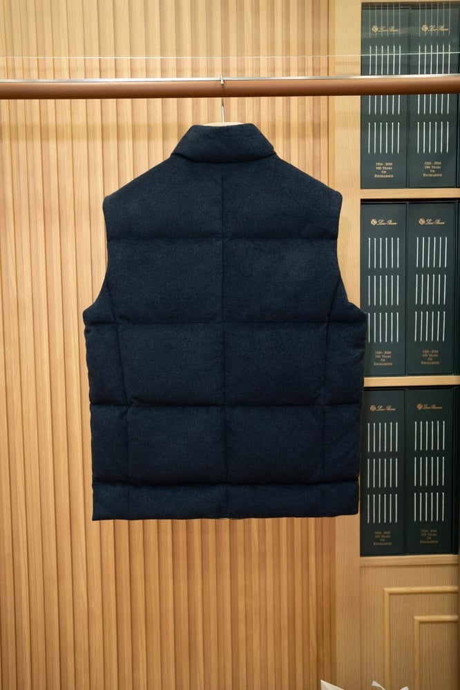 جاكيت (ليست) فاخر من الفيكوينا الخالص 100% من برونيلو كوتشينيلي (Brunello Cucinelli Pure Vicuña Puffer Vest)