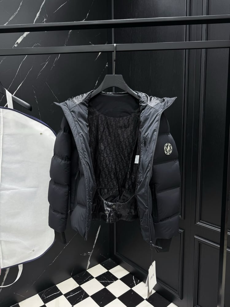 جاكيت منفوخ (Puffer) رجالي فاخر بغطاء للرأس من كريستيان ديور (Christian Dior)