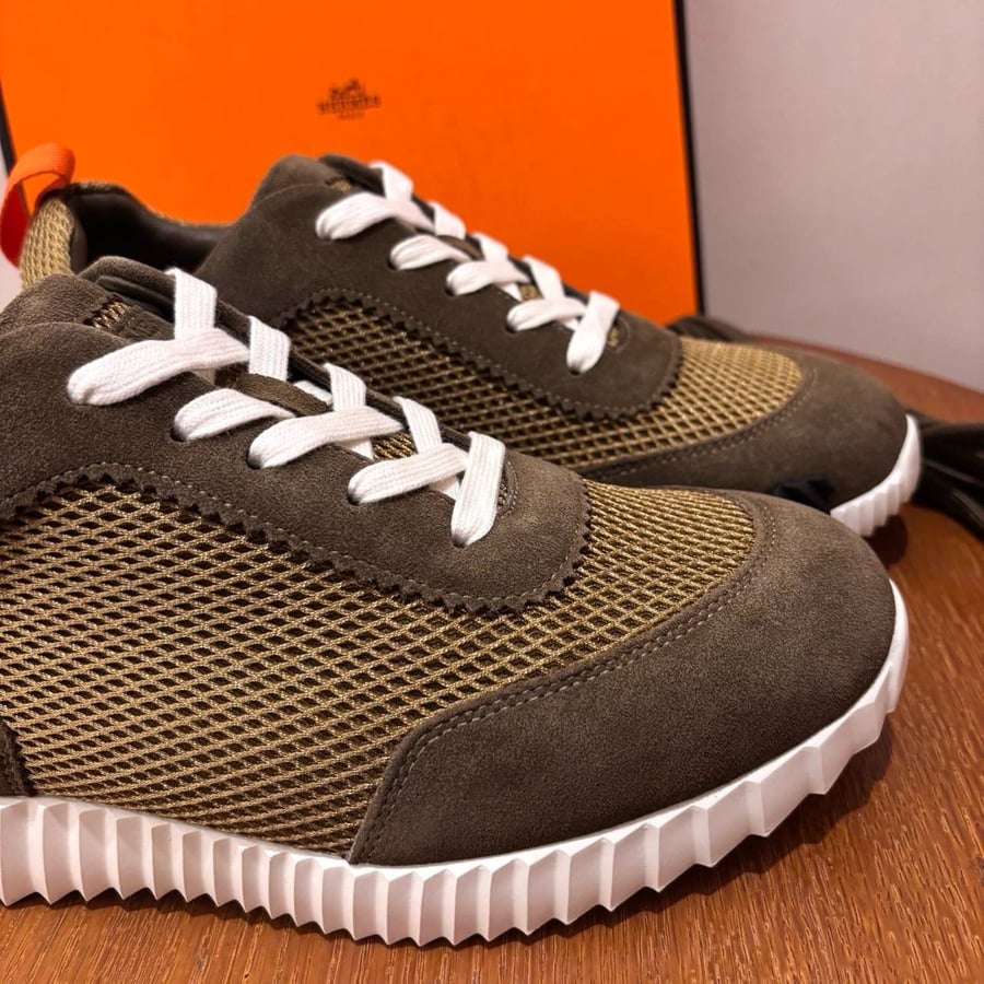 حذاء هيرميس Hermes رياضي زيتي بلمسات برتقالية