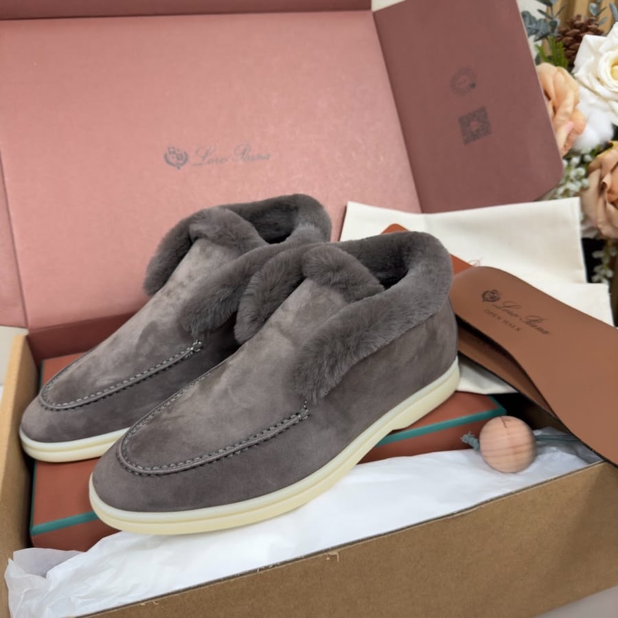 حذاء لورو بيانا النسائي الشمواه المبطن بالفرو الرمادي الفاخر (Loro Piana Grey Fur-Trimmed Open Walk Shoes)