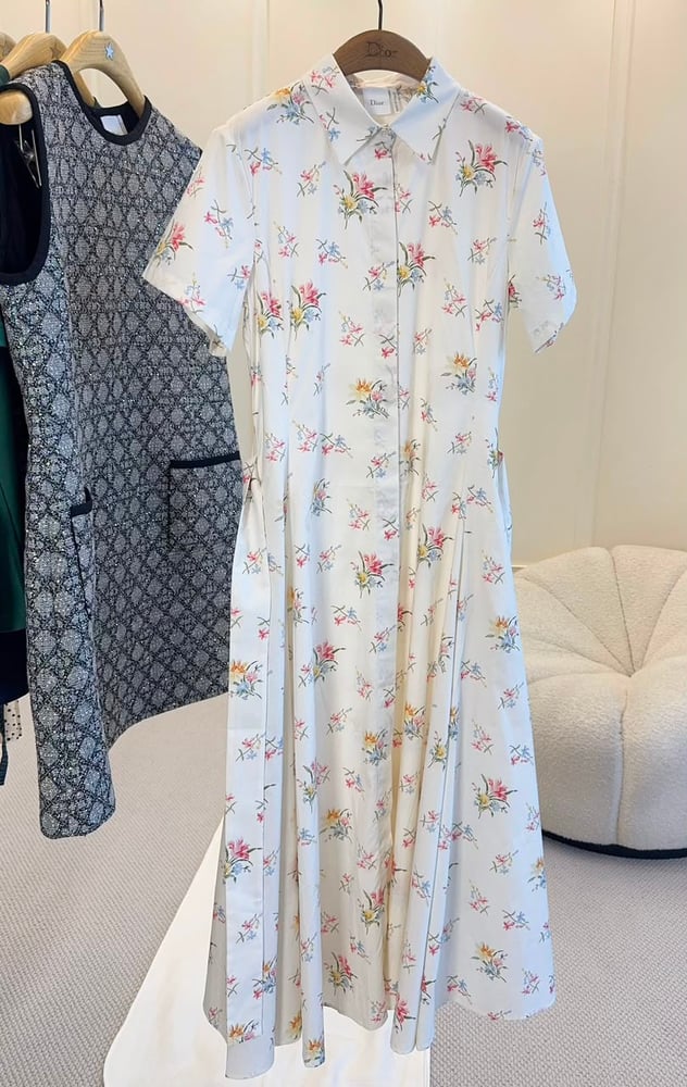 فستان (قَميصي) بنقشة الزهور من ديور (Dior) – أنوثة كلاسيكية بلمسة الربيع