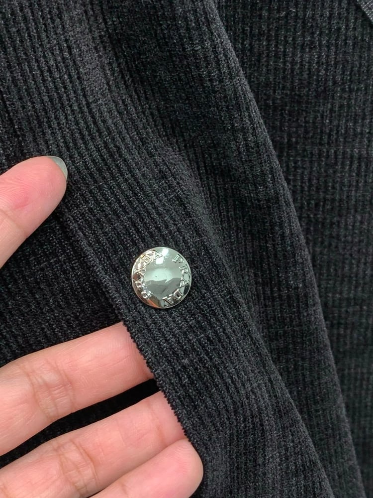 طقم رياضي / جاكيت وبنطلون رجالي فاخر من "برادا" (Prada) باللون الأسود المخملي المضلع (Corduroy)
