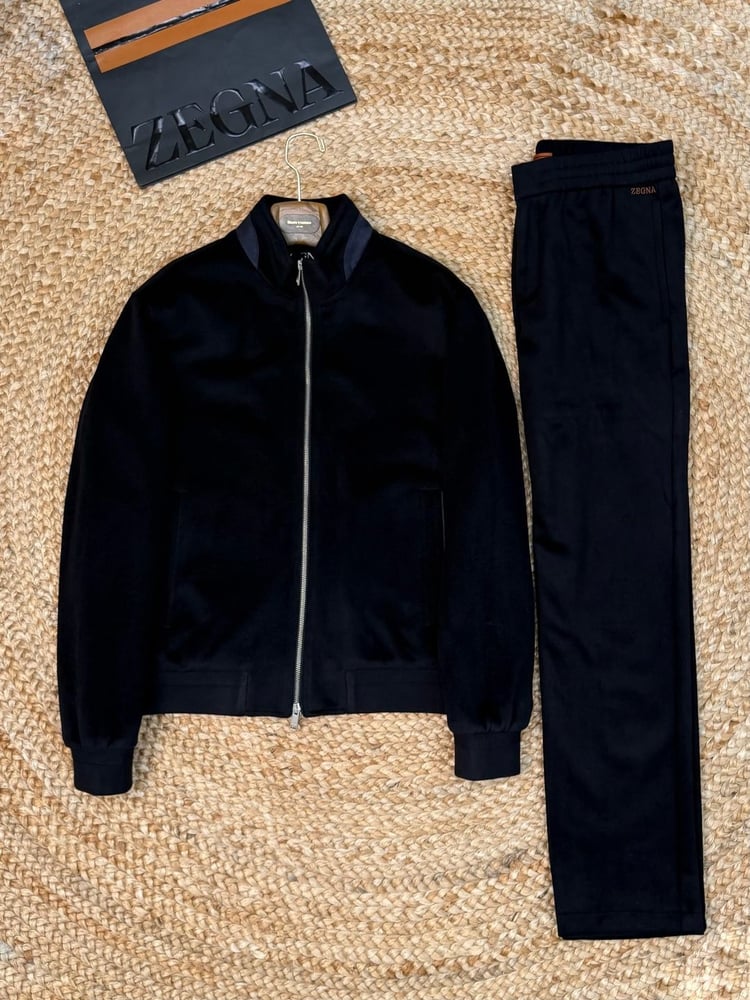 طقم رجالي بني فاخر (جاكيت بسحاب وبنطلون رياضي) من زينيا (Zegna)