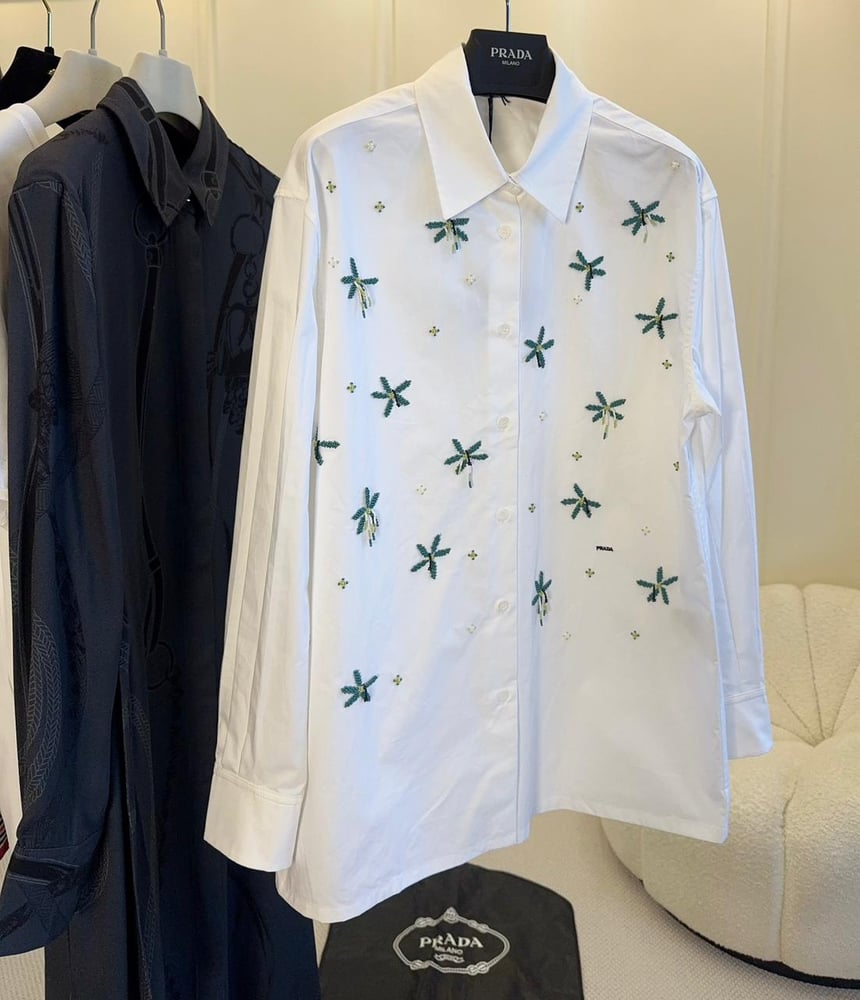 قميص "برادا" الأبيض المزين بتطريز اليعسوب (Prada White Shirt with Dragonfly Embroidery)