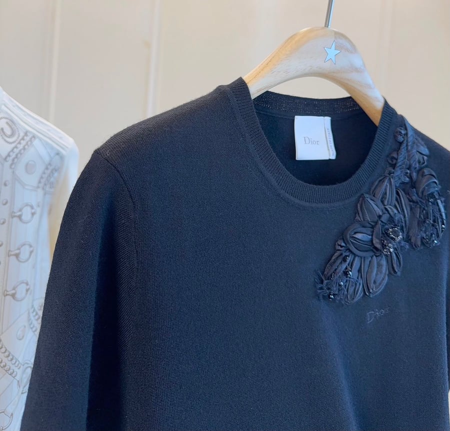 تيشيرت ديور (Dior) النسائي الأنيق المزود بتطريز الزهور