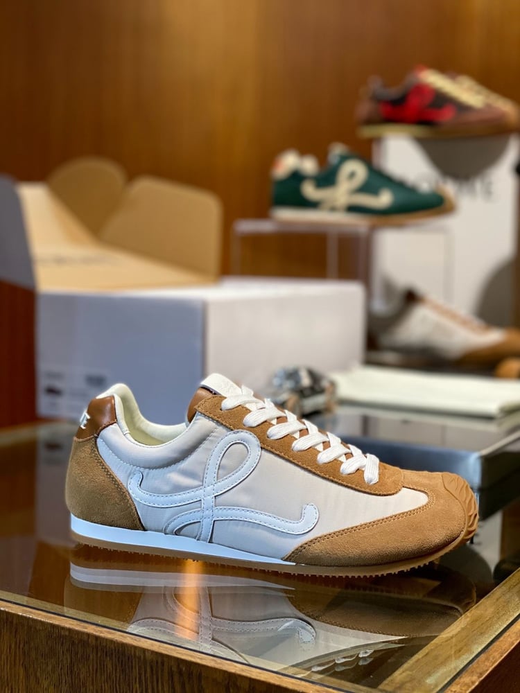 حذاء رياضي رجالي فاخر من "لويفي" (Loewe) بتصميم عصري (البيج والبنّي)