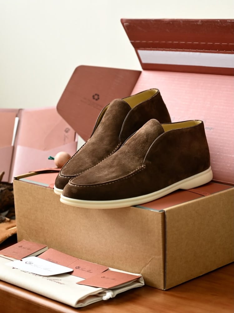 حذاء لورو بيانا الرجالي الشمواه الأيقوني (Loro Piana Open Walk Suede Shoes)