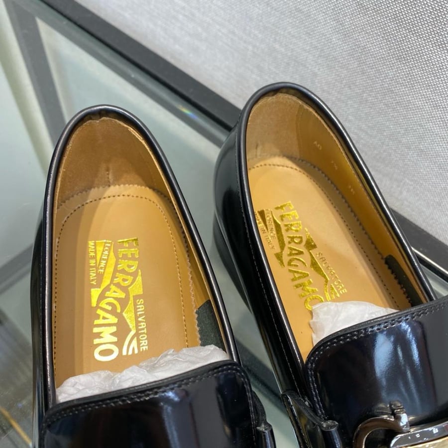 حذاء لوفر (Gancini Loafer) رسمي فاخر من فيراغامو (Ferragamo) من الجلد المصقول باللون الأسود الملكي.