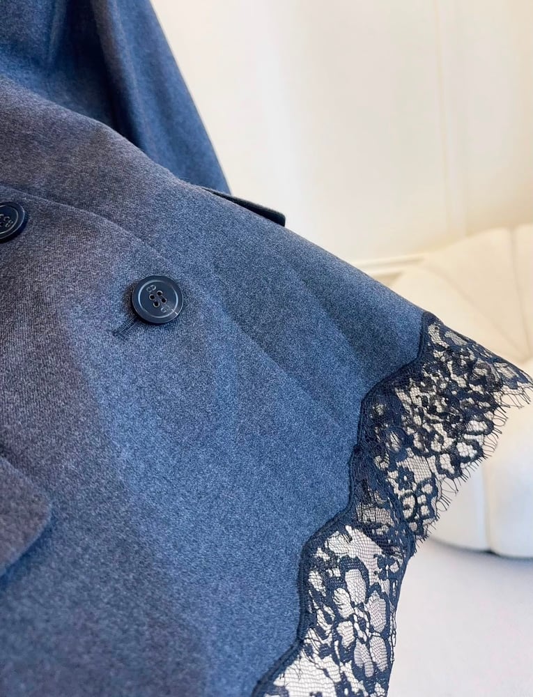 طقم "ديور" الكلاسيكي بحواف الدانتيل (Dior Lace-Trimmed Suit)