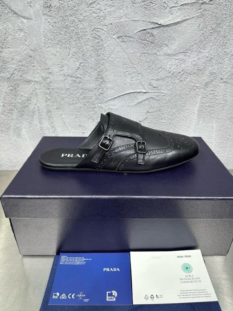 حذاء ميول (Double Monk Strap Mules) كاجوال فاخر بتصميم بروغ من برادا (Prada) من الجلد الطبيعي باللون الأسود الملكي.
