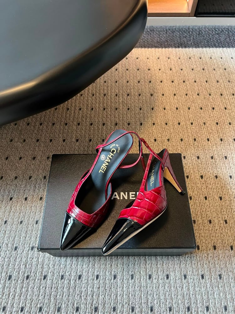 حذاء Chanel Slingback الفاخر (جلد التمساح الأحمر ومقدمة سوداء)