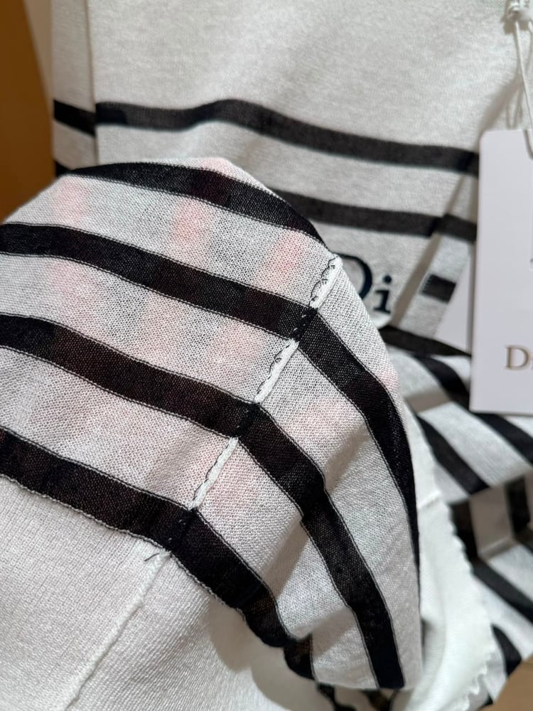 بلوزة ديور (Dior) الفاخرة المخططة بالتصميم الباريسي الكلاسيكي
