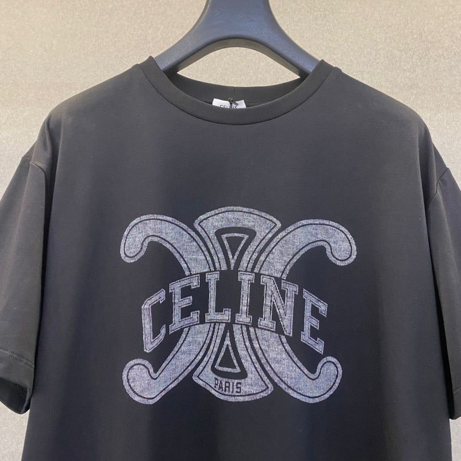 تيشيرت Celine Paris "Triomphe" - إصدار الشعار البارز الفاخر