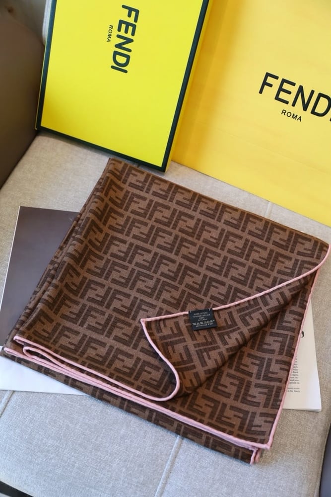 شال فندي النسائي الفاخر بنقشة شعار FF الأيقوني (Fendi FF Monogram Jacquard Shawl)
