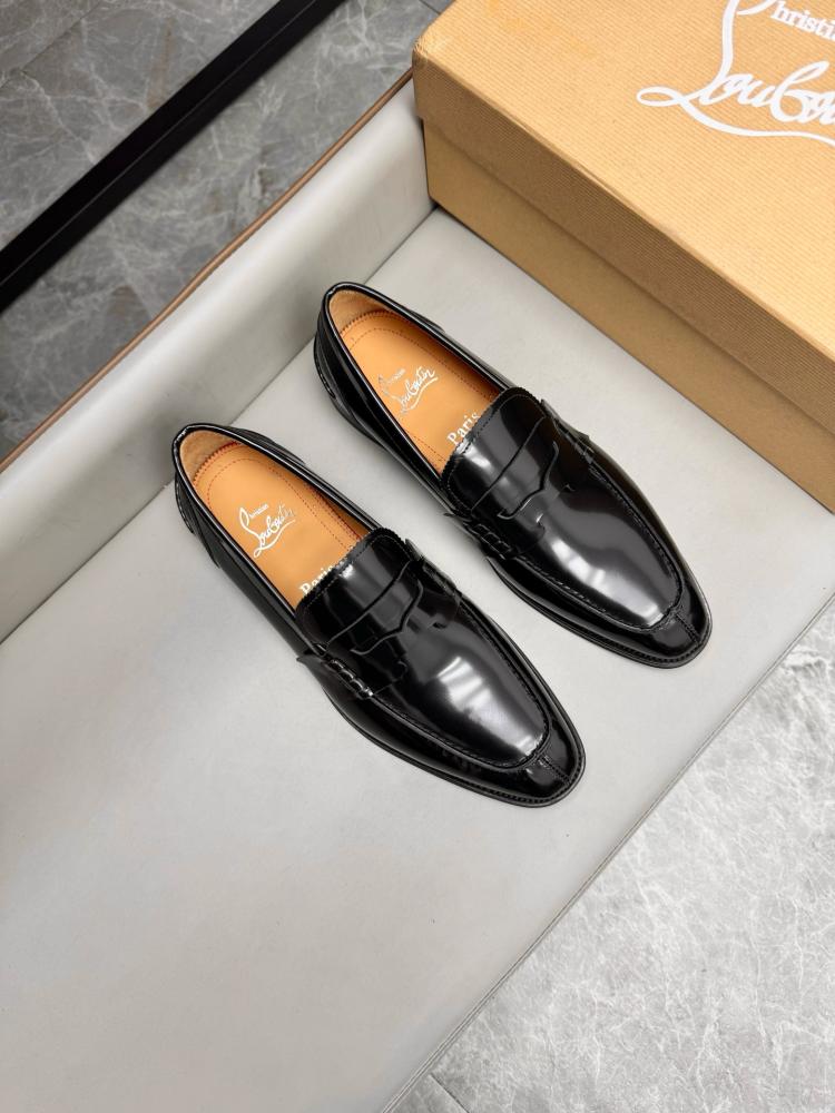 حذاء لوفر (Penny Loafer) رسمي فاخر من كريستيان لوبوتان (Christian Louboutin) من الجلد المصقول باللون الأسود الملكي.