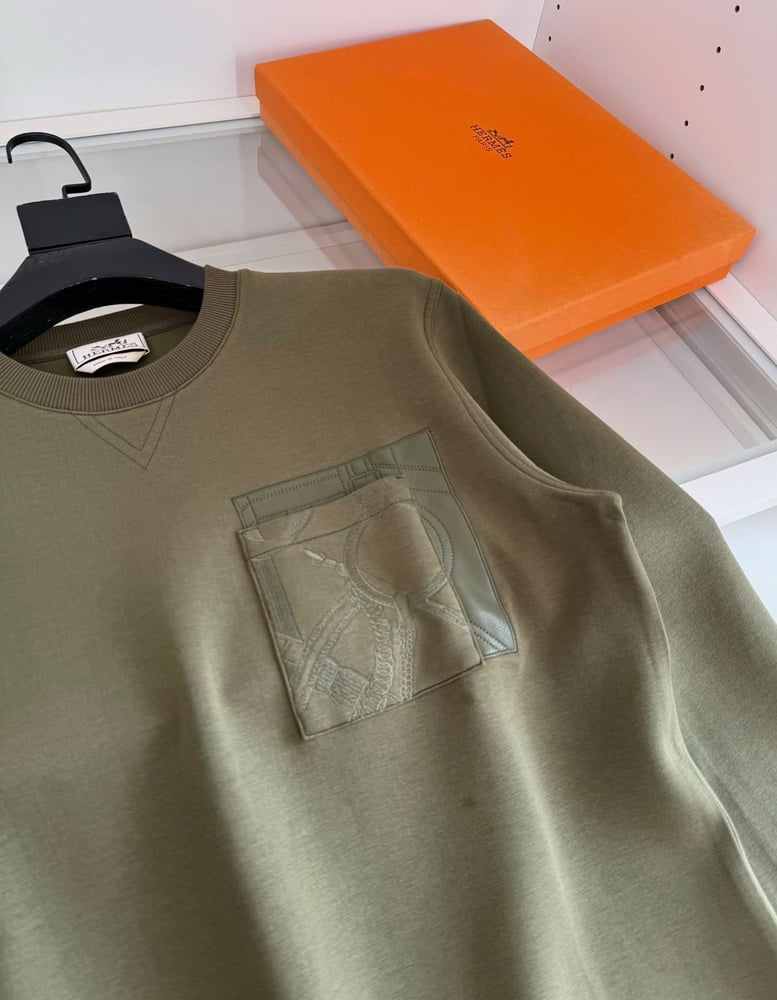 سويت شيرت هيرميس الفاخر بجيب الجاكار (Hermes Jacquard Pocket Sweatshirt)