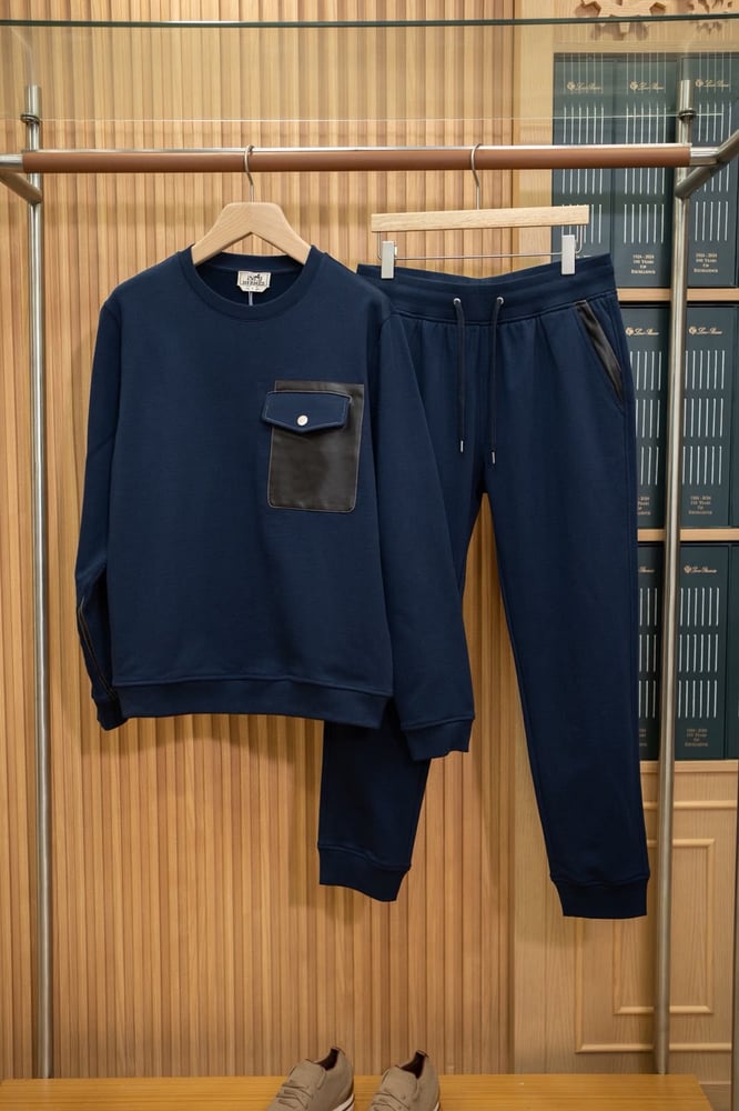 طقم سويتشيرت وبنطلون فاخر بتفاصيل جلدية من هيرميس (Hermès Leather-Accented Sweatshirt & Jogger Set)