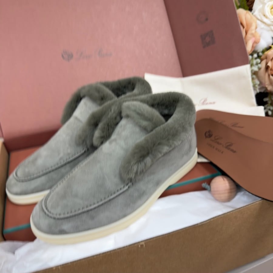 حذاء لورو بيانا النسائي الشمواه المبطن بالفرو الأخضر الزيتوني الفاخر (Loro Piana Olive Green Fur-Trimmed Open Walk Shoes)
