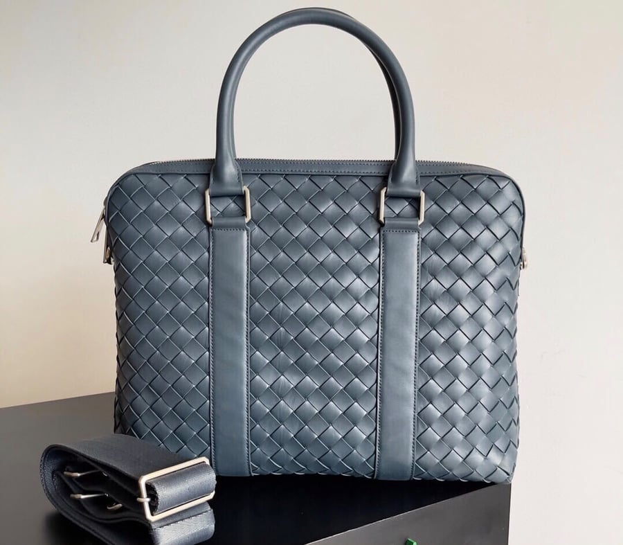 حقيبة يد جلدية فاخرة بتصميم مجدول من بوتيغا فينيتا (Bottega Veneta)