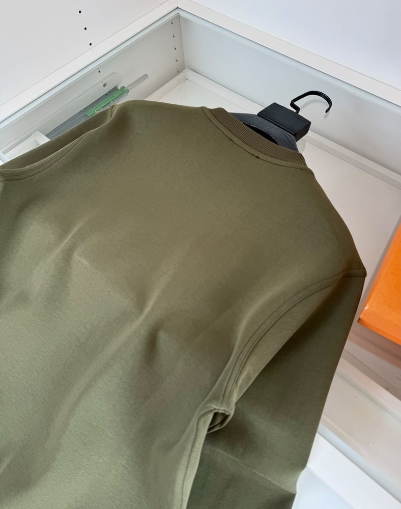 سويت شيرت هيرميس الفاخر بجيب الجاكار (Hermes Jacquard Pocket Sweatshirt)