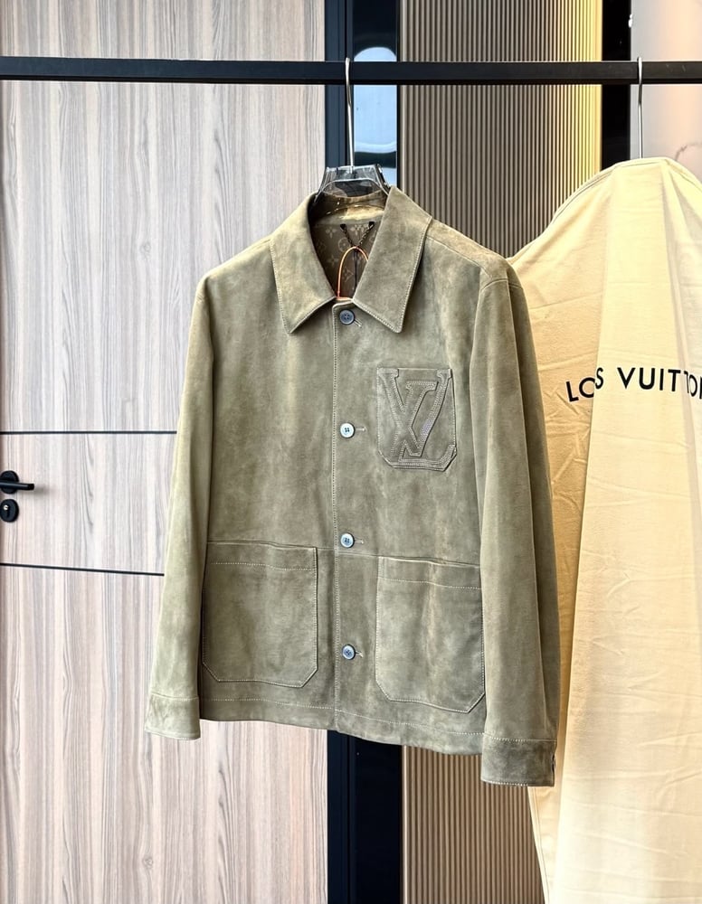 جاكيت لويس فيتون الشمواه بشعار الحرفين (Louis Vuitton Suede LV Pocket Jacket)