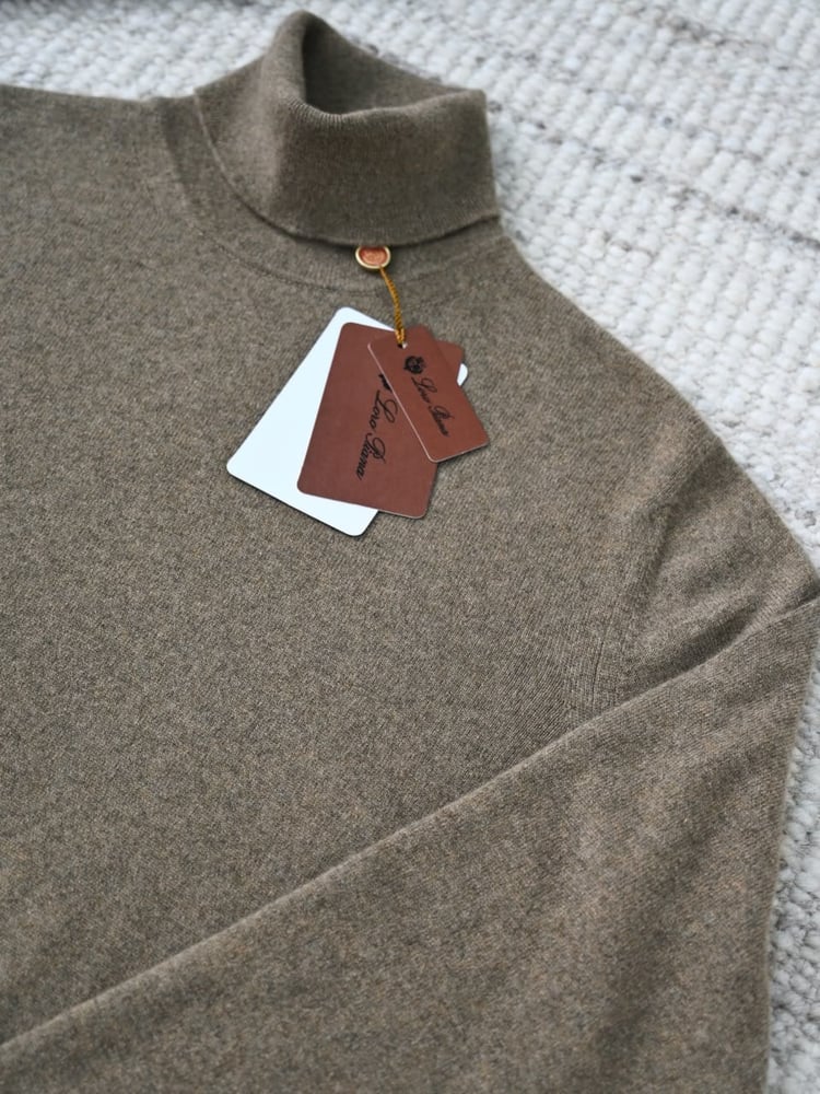 سويتر لورو بيانا الكشمير الفاخر بياقة عالية (Loro Piana Cashmere Turtleneck Sweater)