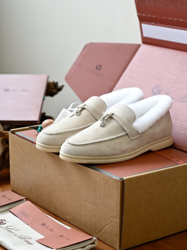 حذاء لورو بيانا النسائي الشمواه المبطن بالفرو مع تفاصيل القفل (Loro Piana Suede Fur-Lined Mules with Lock Charm)