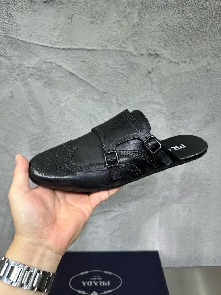 حذاء ميول (Double Monk Strap Mules) كاجوال فاخر بتصميم بروغ من برادا (Prada) من الجلد الطبيعي باللون الأسود الملكي.