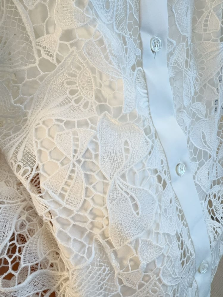 طقم ديور الدانتيل الأبيض الفاخر (Dior White Lace Set)
