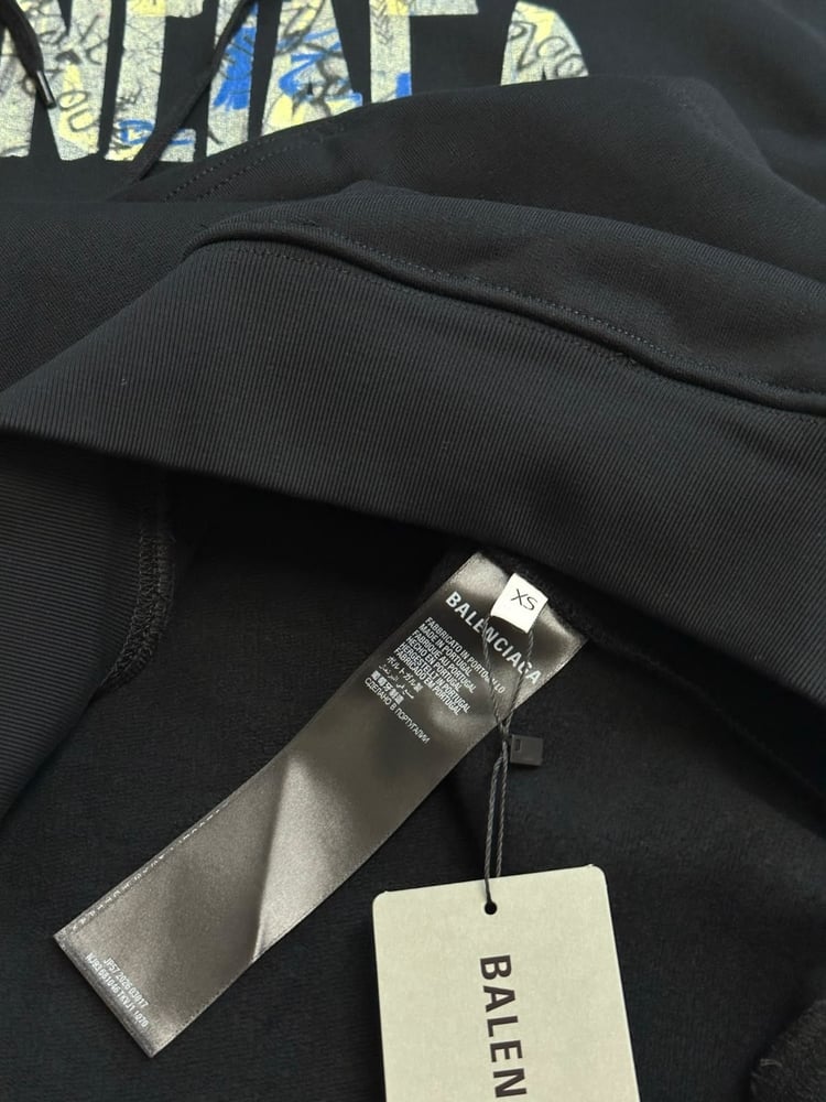 هودي بالنسياغا المطبوع بشعار الجرافيتي (Balenciaga Graffiti Logo Hoodie)