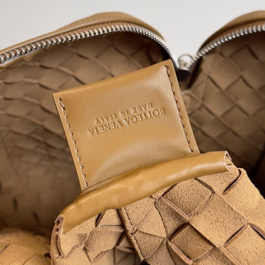 حقيبة يد جلدية فاخرة بتصميم مجدول من بوتيغا فينيتا (Bottega Veneta)