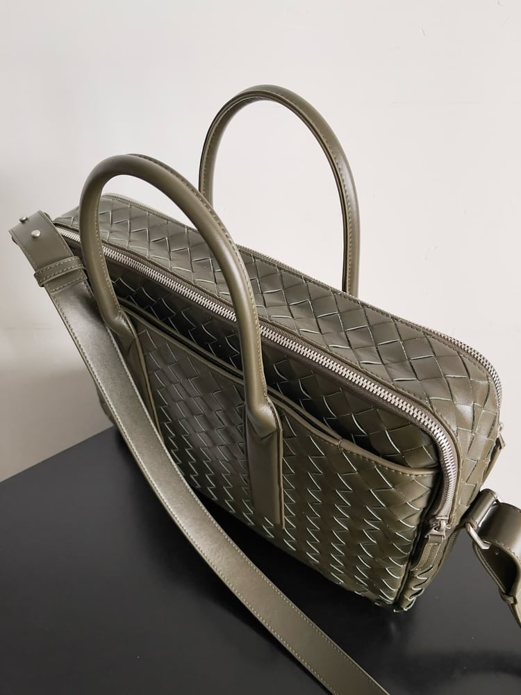 حقيبة يد جلدية فاخرة بتصميم مجدول من بوتيغا فينيتا (Bottega Veneta)