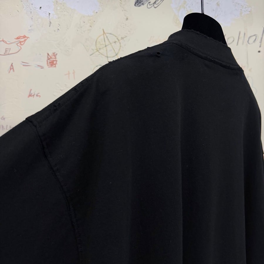 تيشيرت بالنسياغا (Balenciaga) أسود بطبعة ميتال وغرافيك قوطي