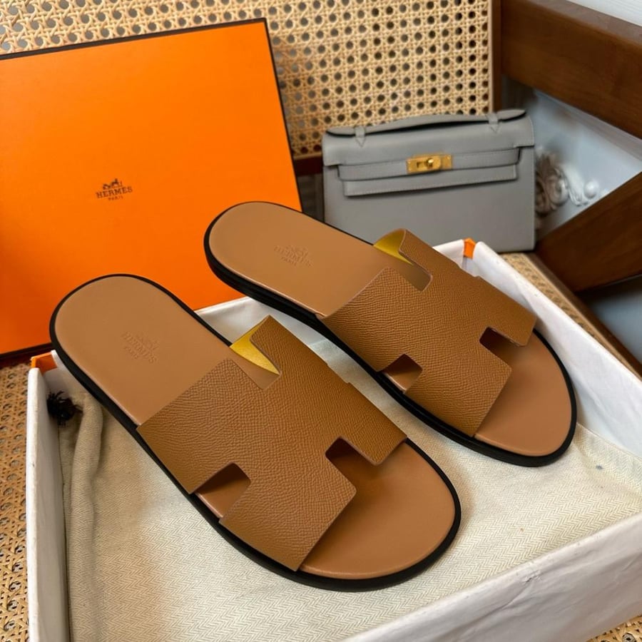 نعال إيزمير (Izmir) الصيفي الفاخر من هرمز (Hermès) من الجلد الطبيعي المحبب بلون الهافان الكلاسيكي (توب غان).