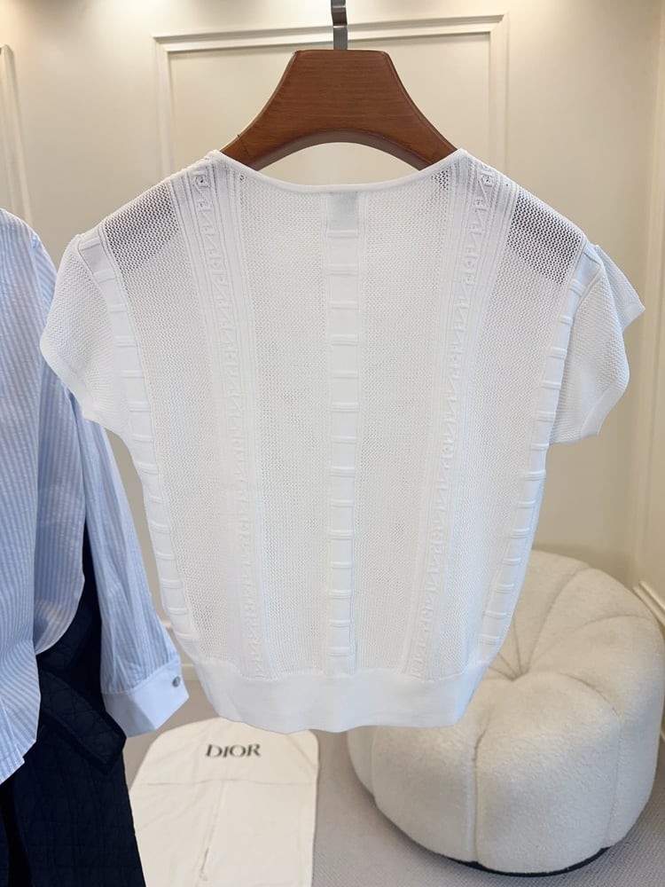 بلوزة "هيرميس" (Hermès) المحبوكة بيضاء
