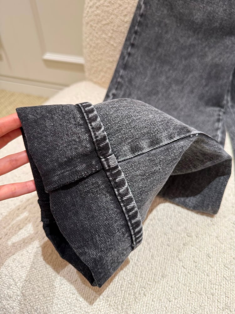 بنطلون جينز نسائي فاخر من "شانيل" (Chanel) باللون الأسود المغسول (Washed Black)