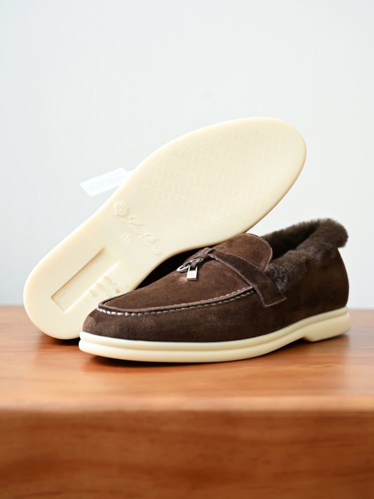 حذاء لورو بيانا النسائي الشمواه المبطن بالفرو مع تفاصيل القفل (Loro Piana Suede Fur-Lined Mules with Lock Charm)