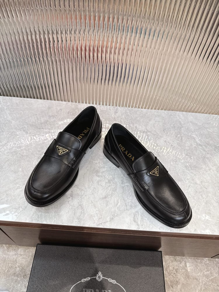 حذاء رسمي رجالي لوفرز أسود من برادا (Prada)
