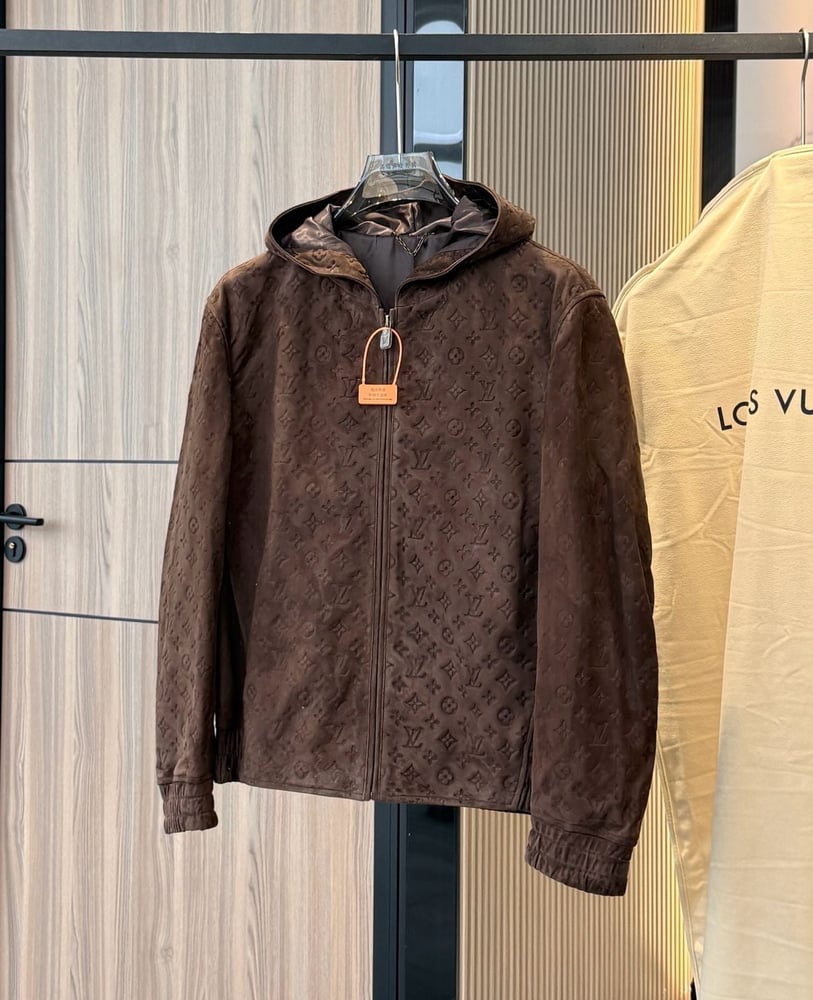 جاكيت رجالي بني بـهودي من جلد الشمواه المنقوش من لويس فويتون (Louis Vuitton)