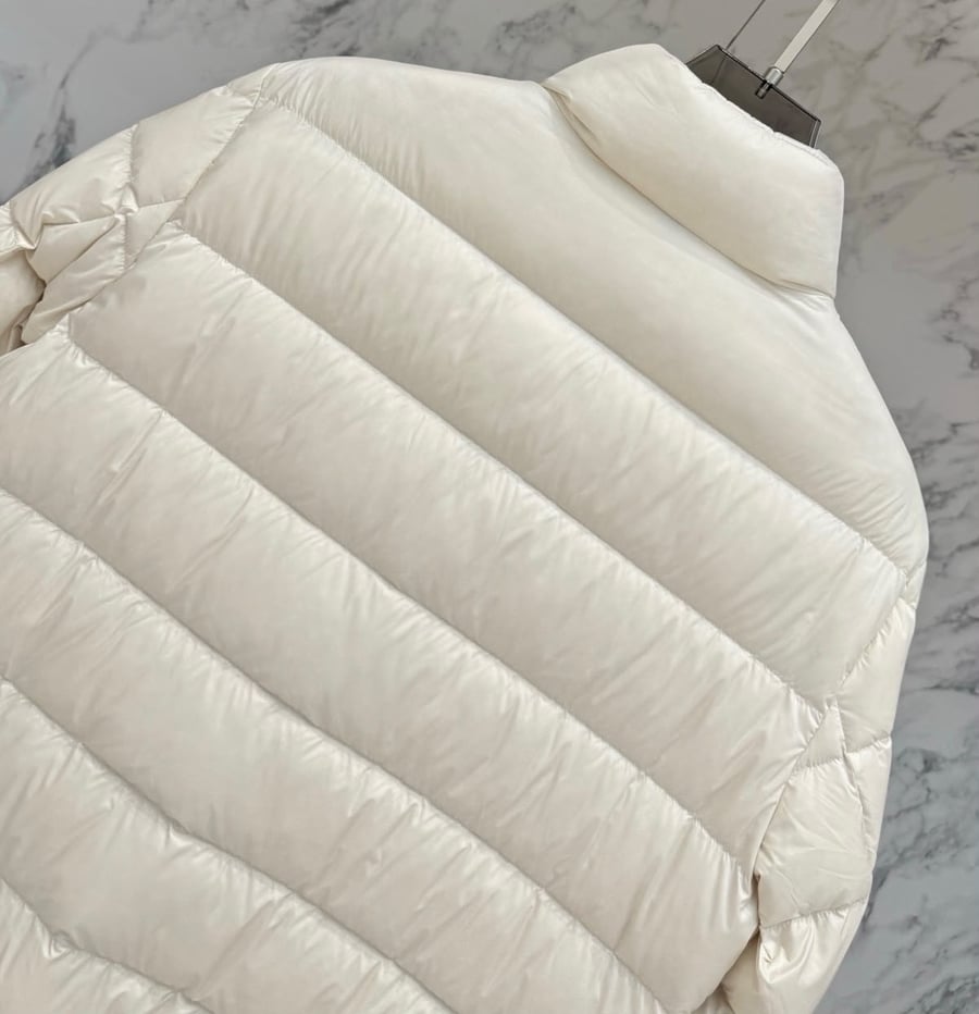 جاكيت رجالي فاخر بتصميم هجين من مونكلير (Moncler)