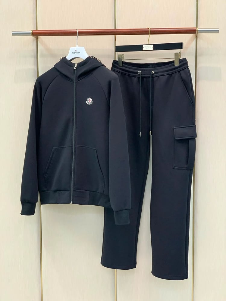 طقم رياضي رجالي فاخر من "مونكلر" (Moncler) باللون الأسود الكلاسيكي (هودي بسحاب مع بنطلون كارغو)
