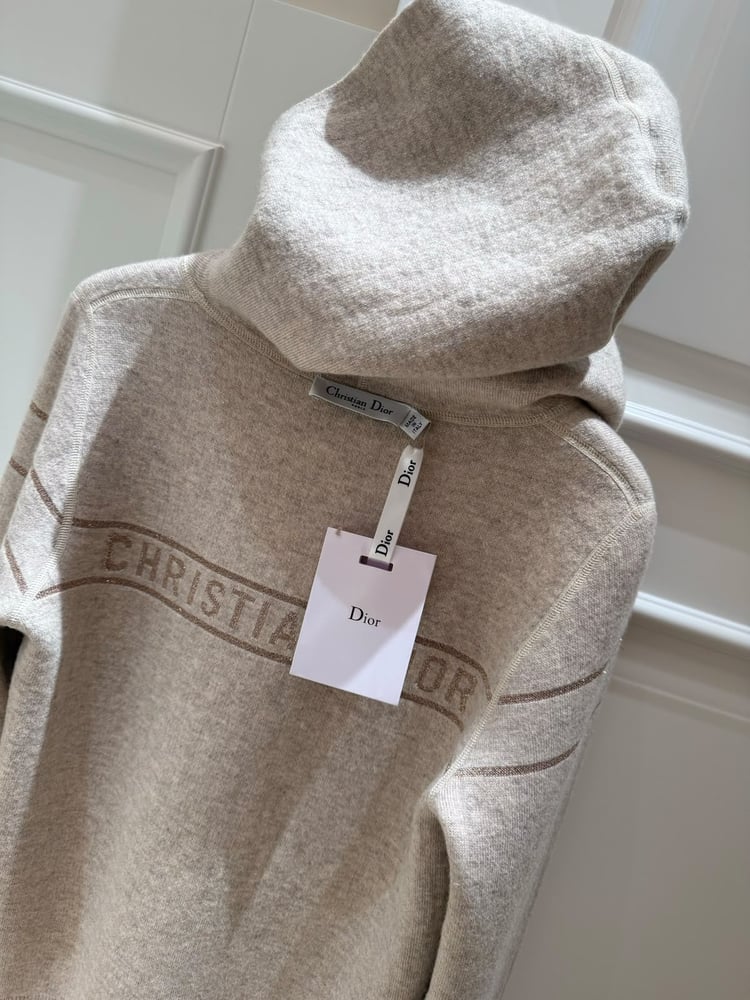 هودي ديور النسائي المعاكس بنقشة الأوبليك وتوقيع الدار (Dior Reversible Oblique Cashmere Hoodie)