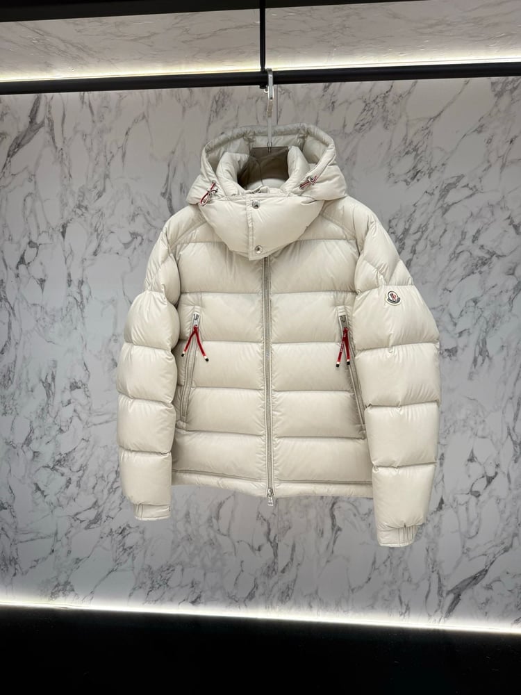 جاكيت / معطف منفوخ رجالي فاخر بقبعة من "مونكلير" (Moncler) باللون الأبيض العاجي (الإوف وايت)